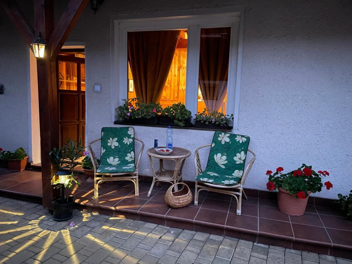 Cosy Apartment In Family Compound Turany Esterno foto